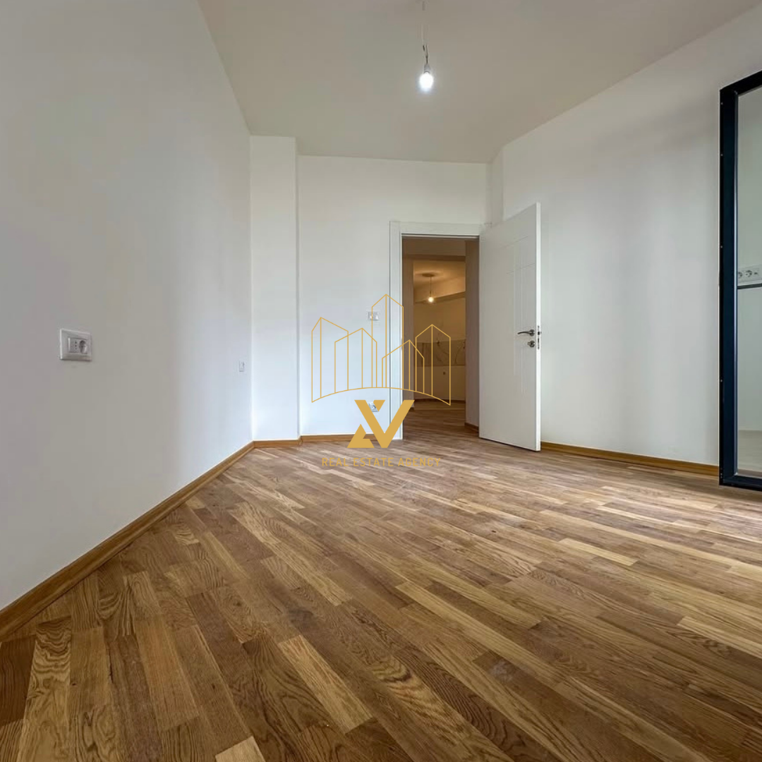 For sale three-bedroom apartment with courtyard