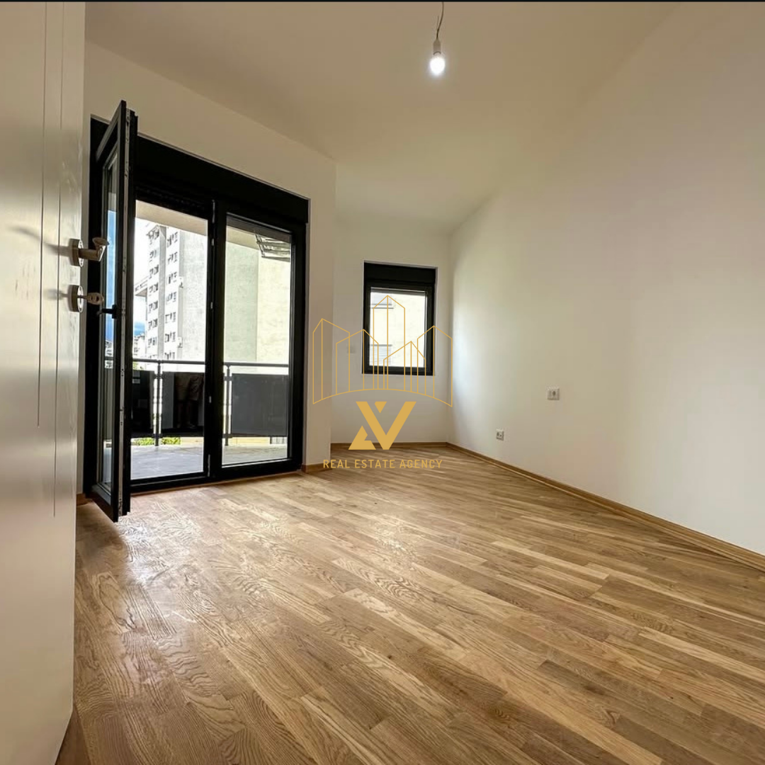 For sale three-bedroom apartment with courtyard