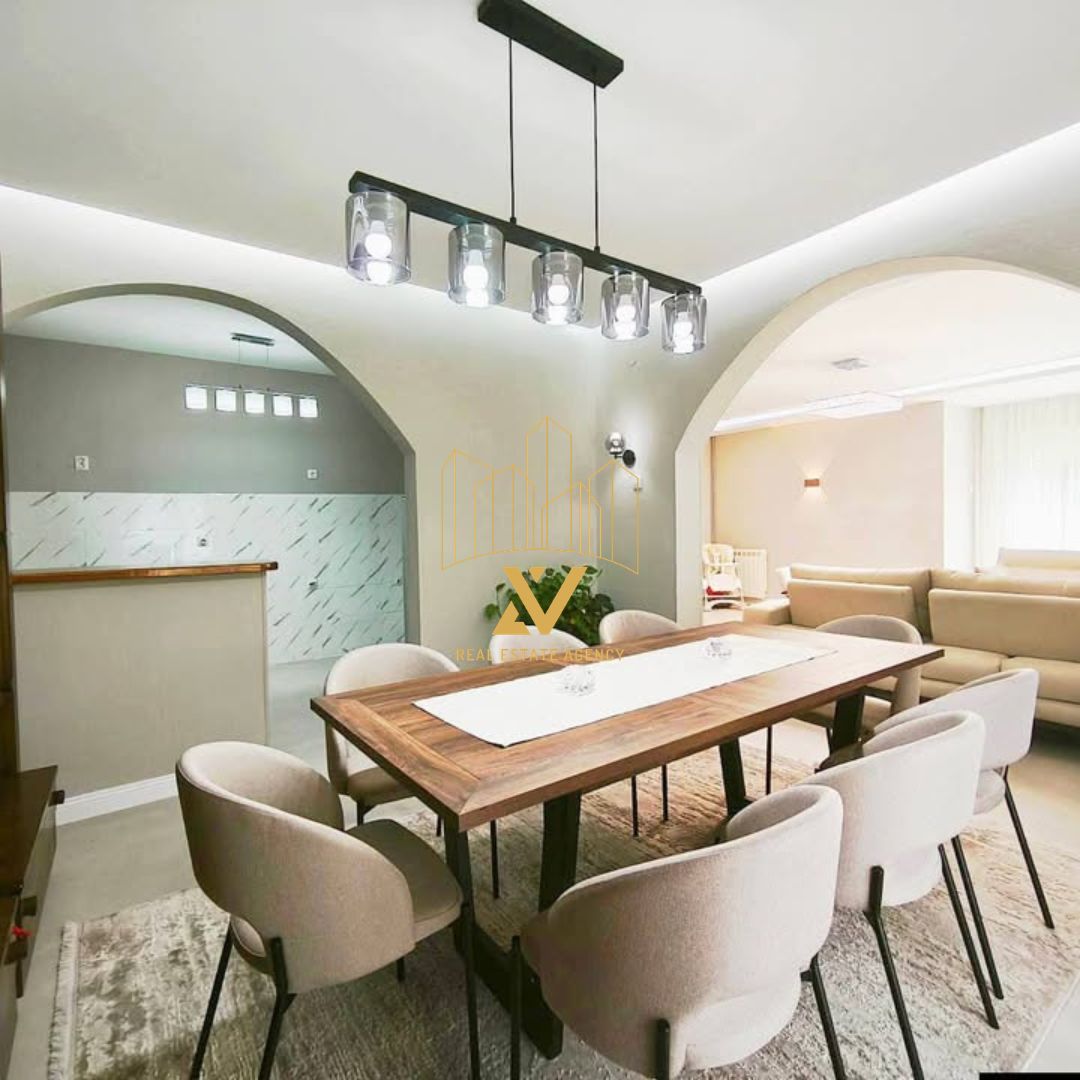 Prostrana kuća na prodaju – Podgorica (308 m², plac 1.100 m²)